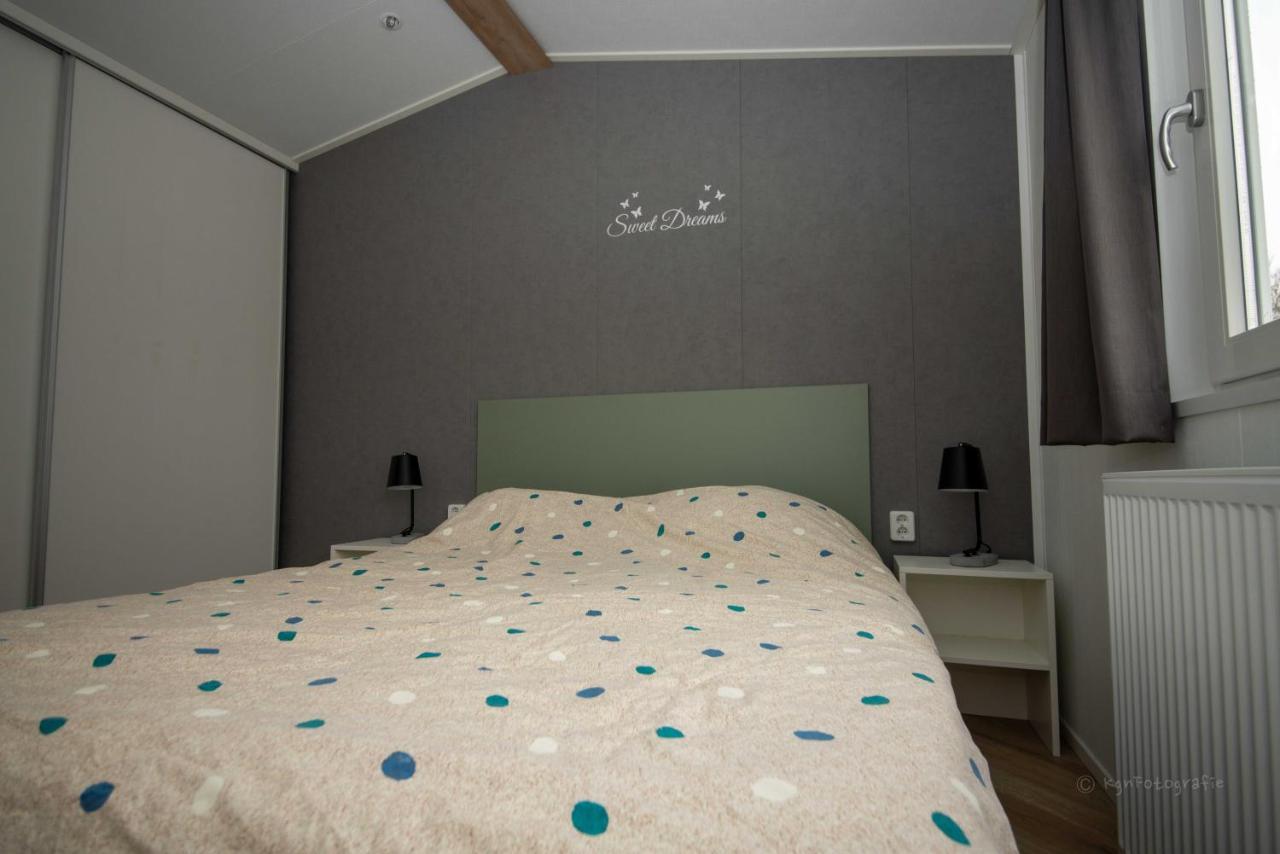 Chalets Op Minicamping Dorpszicht Gapinge Exterior photo